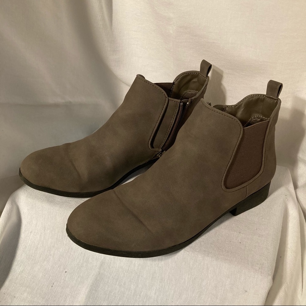 American Rag bootie size 10 Adesyre Greige Chelsea